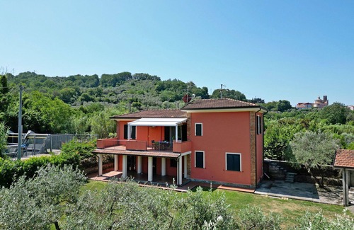 Aulla Villa | Wonderful villa for 4 guests with WIFI, A/C, TV, terrace and pets allowed, close to La Spezia