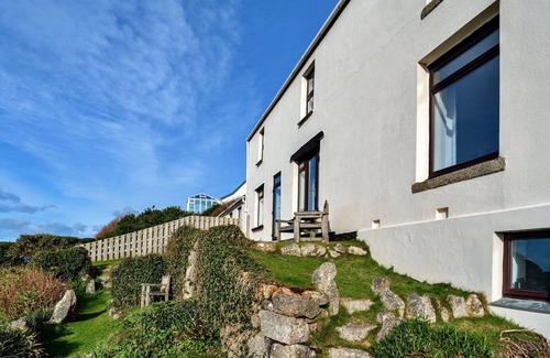 Sennen Cove House | Wonderful villa for 3 guests with WIFI and pets allowed