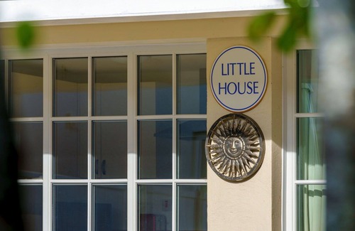 Glen Urquhart House | Wonderful villa for 4 guests with TV, pets allowed and parking