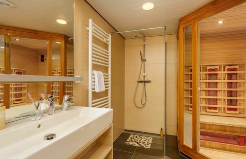 Zeewolde House | Wonderful villa for 4 people with WIFI, hot tub, pool, TV, terrace and parking