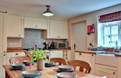 Bellerby House | Wonderful villa for 6 guests with WIFI, hot tub, terrace and pets allowed