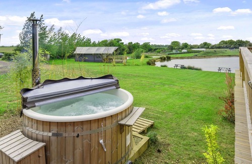 Hertford House | Wonderful villa for 6 people with hot tub, TV, terrace and pets allowed