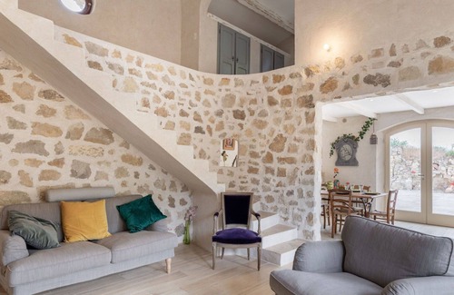 Caderousse House | Wonderful villa for 6 guests with WIFI, terrace and parking