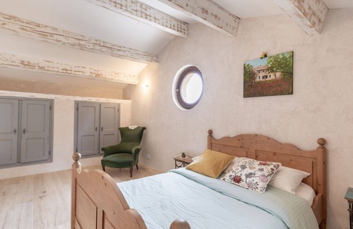 Caderousse House | Wonderful villa for 6 guests with WIFI, terrace and parking