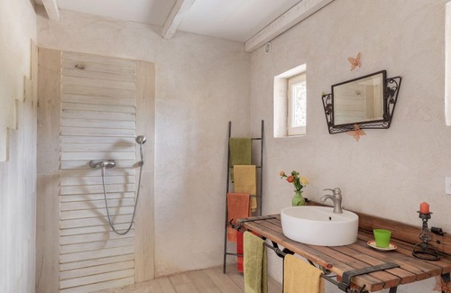 Caderousse House | Wonderful villa for 6 guests with WIFI, terrace and parking