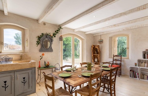 Caderousse House | Wonderful villa for 6 guests with WIFI, terrace and parking