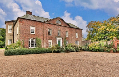 Alkborough House | Wonderful villa for 16 people with hot tub, WIFI, TV and pets allowed
