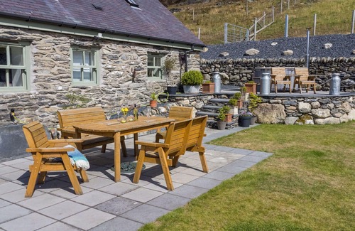 Llandrillo House | Wonderful villa for 4 guests with WIFI, hot tub, TV and terrace