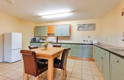 Eaton Mascott House | Wonderful villa for 2 guests with WIFI, TV and pets allowed