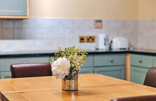 Eaton Mascott House | Wonderful villa for 2 guests with WIFI, TV and pets allowed