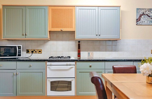 Eaton Mascott House | Wonderful villa for 2 guests with WIFI, TV and pets allowed