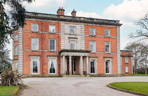 Eaton Mascott House | Wonderful villa for 2 guests with WIFI, TV and pets allowed