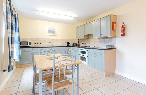 Eaton Mascott House | Wonderful villa for 4 guests with WIFI, TV and pets allowed