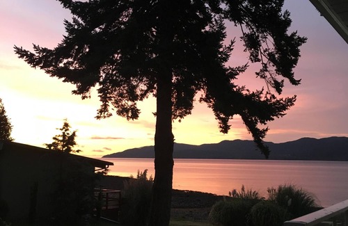 Brew Bay House | Wonderful Waterfront Family Home in Powell River~ Outstanding Views!