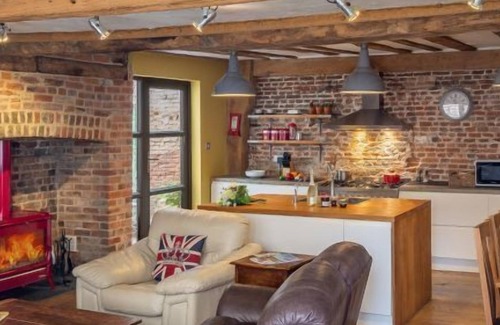 Hadleigh Cottage | Wonderful wooden beamed 17th century retreat - White Lion Cottage