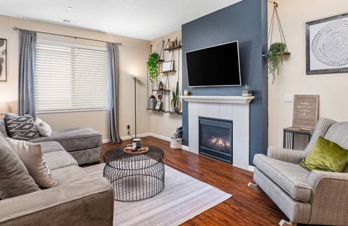 Hazel Dell South House | Wonderfully Appointed Suburban Home, Open Layout, Pet Friendly, Steps to Park, 5 Miles to Vancouver