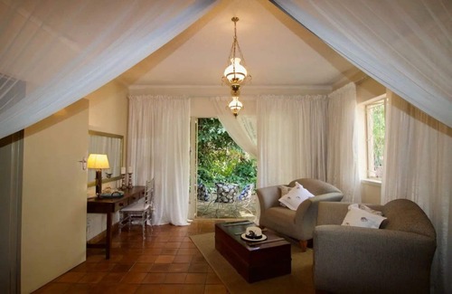 Victoria Falls Villa | Wonderfully spacious two bedroom cottage in a quiet secluded area of town, on the edge of the bush - 1998