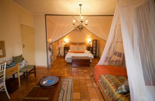 Victoria Falls Villa | Wonderfully spacious two bedroom cottage in a quiet secluded area of town, on the edge of the bush - 1998