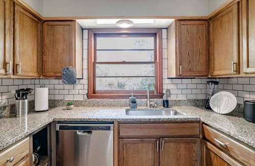 Mobile House | Wonderstruck on Wendover- 20 Mins to Downtown