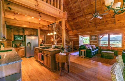 Hot Springs Cabin | Wondertree Mountain Cabin– Luxury 3BR Cabin with Outdoor Hot Tub, Hot Springs NC