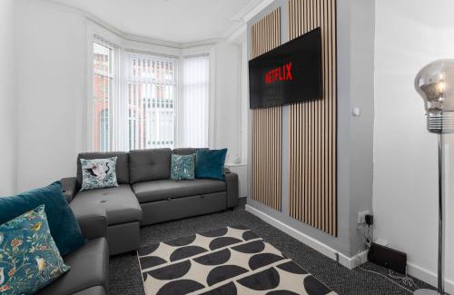 Kirkdale House | Woodbine House - Air Host and Stay - Free parking - Contractor Friendly