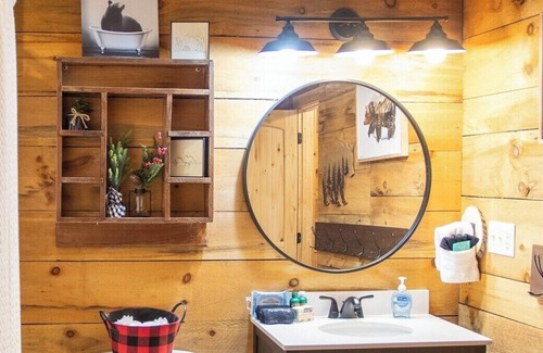 Walland Cabin | Wooded cabin on 47ac. Pvt trails. 17 mins to GSMNP