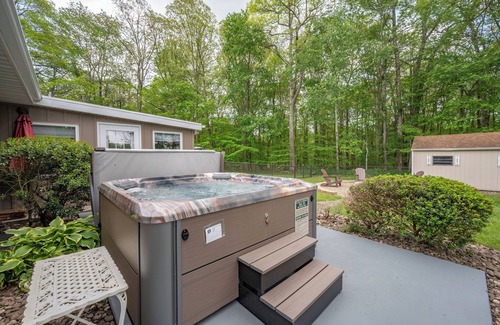 Friendsville House | Wooded Escape w/Hot Tub & Game Room