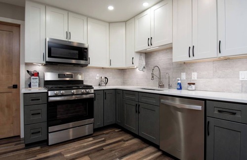 Yorkville House | Wooded Pickleball Retreat, Wildlife Viewing, Hot Tub, Fire Table, Pet Friendly