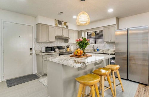 Gulf Breeze House | Wooded Retreat, steps from Bay, Hot tub!
