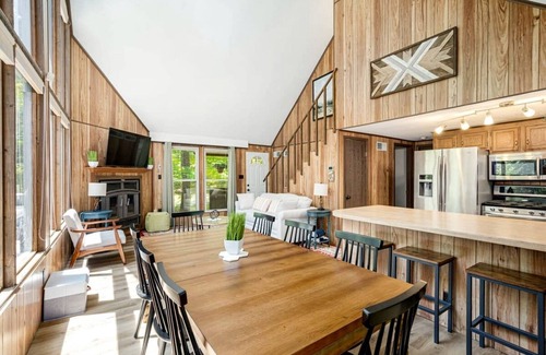 The Woods Cabin | Wooded Retreat with Community Amenities, Hot Tub & Fire Pit Just Minutes to Sleepy Creek and Berkeley Springs in Hedgesville, WV