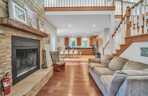 Montague House | Wooded Sands: Thanksgiving Retreat – Room for Family, Food & Fun!