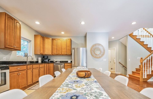 Montague House | Wooded Sands: Thanksgiving Retreat – Room for Family, Food & Fun!