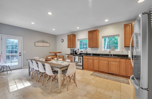 Montague House | Wooded Sands: Thanksgiving Retreat – Room for Family, Food & Fun!