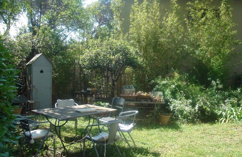 Villeneuve-les-Avignon House | Wooden Bulgarian caravan in a wooded garden
