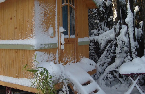 Villeneuve-les-Avignon House | Wooden Bulgarian caravan in a wooded garden
