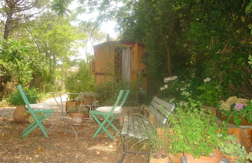 Villeneuve-les-Avignon House | Wooden Bulgarian caravan in a wooded garden