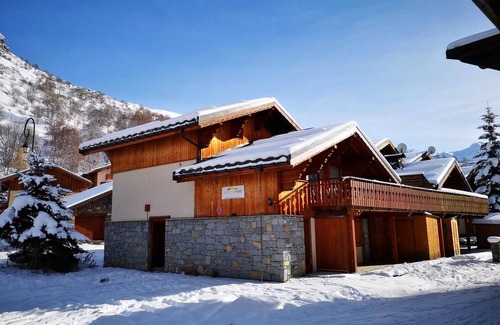 Le Bettaix Ski Chalet | Wooden chalet with jacuzzi 300m from the ski slopes.