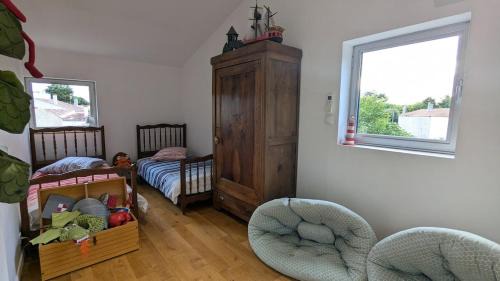 Saint-Medard-d'Aunis Villa | Wooden house with indoor pool