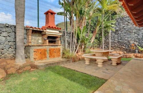San Cristobal de La Laguna House | Wooden House with Private Pool Lush Garden