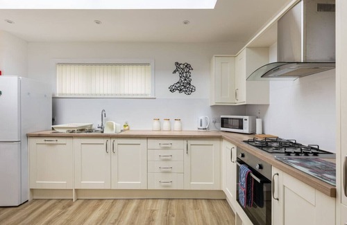 Tenby Apartment | Woodfield · Family Beach House | 200m to Sea | 10min to Centre