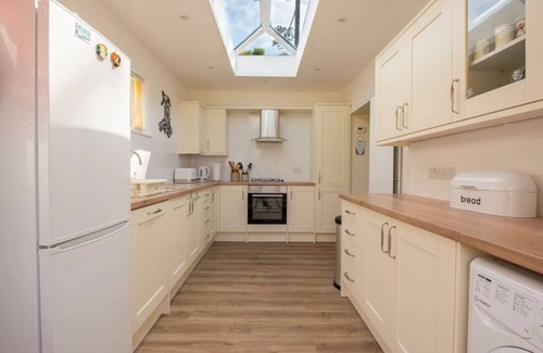 Tenby Apartment | Woodfield · Family Beach House | 200m to Sea | 10min to Centre