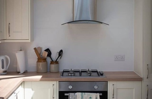 Tenby Apartment | Woodfield · Family Beach House | 200m to Sea | 10min to Centre