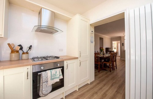 Tenby Apartment | Woodfield · Family Beach House | 200m to Sea | 10min to Centre
