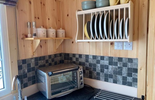 Perth Cabin | Woodhead Shepherds Hut - Sleeps 2 - Mailer Farm