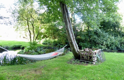 Sugnall Cottage | WOODLAND COTTAGE, pet friendly, with a garden in Eccleshall