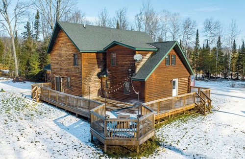 Pelkie House | Woodland Haven: 5BR Retreat with Sauna