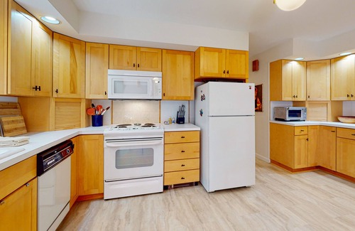 Bath House | Woodland home with screened porch, 2 living rooms - near historic waterfront