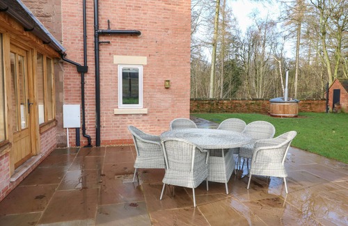 Pattingham Cottage | WOODLAND LODGE, pet friendly, character holiday cottage in Pattingham