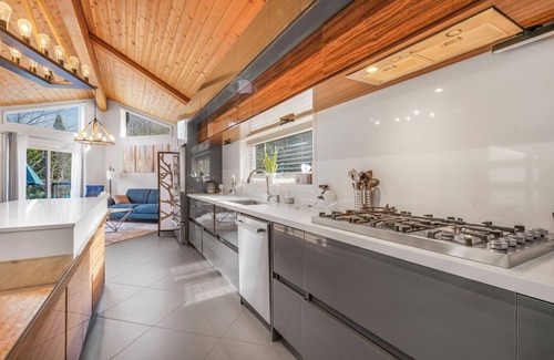 Erin House | Woodland Pavilion | Heated Pool| Indoor Sports Dome| Pond| 14 acres Woods!