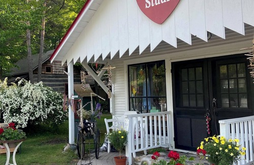 Good Hart Cottage | Woodland Retreat: Near Trails, Golf & Wineries!